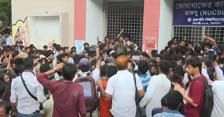 কোষাধ্যক্ষের কার্যালয়ের সামনে রাবি ছাত্রদল-শিক্ষার্থীদের হাতাহাতি
